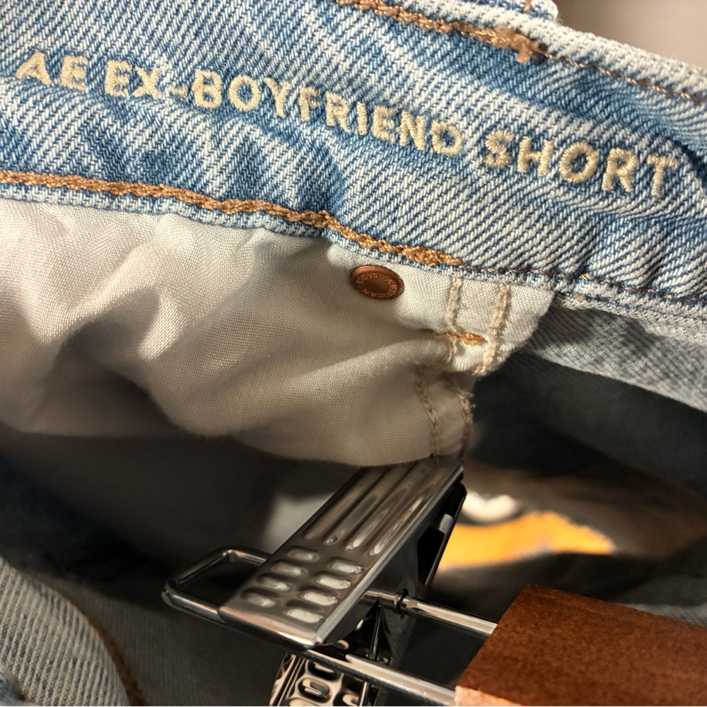 American Eagle Distressed Ex-Boyfriend Light Blue Denim Shorts (Size 18) - Picture 4 of 4